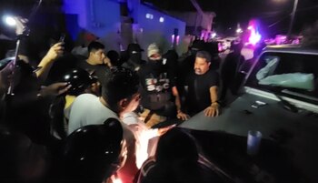 Riña con policías durante cateos