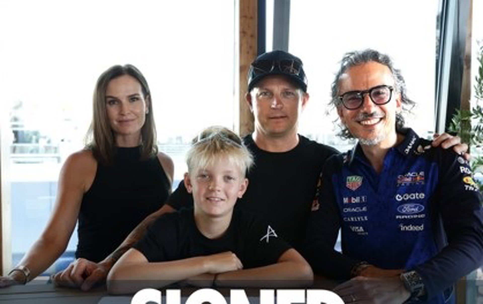 09/09/2026 El hijo de Kimi Räikkönen (segundo por la derecha) ficha por el equipo junior de Red Bull, acompañado del CEO de la escudería, Laurent Mekies (derecha).
DEPORTES
RED BULL
