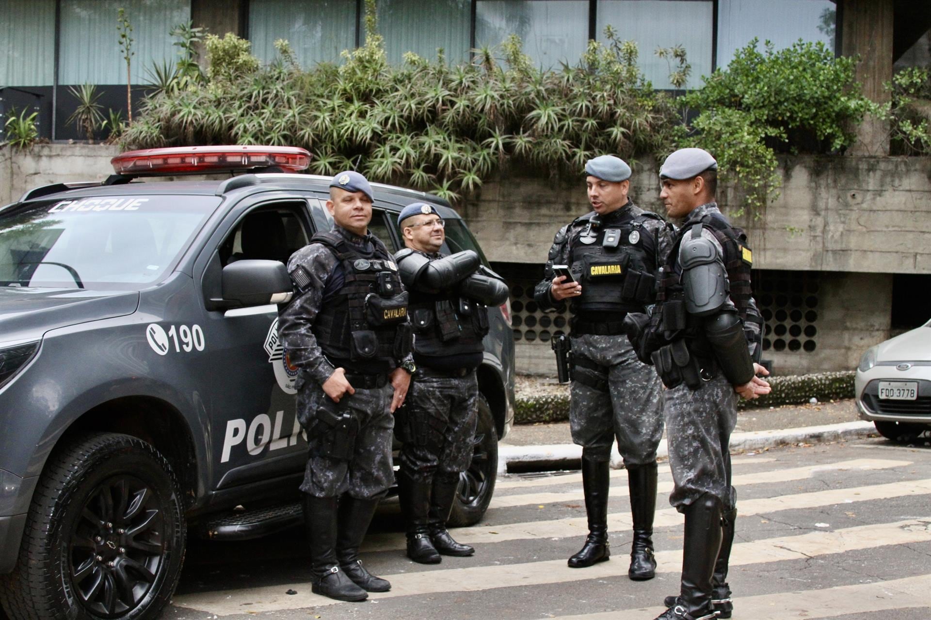 Agentes de la Policía Federal llevaron a cabo múltiples operativos de registro en la sede de la productora y en propiedades del diputado Mário Frias, quien ocupó la secretaría de Cultura durante la administración de Jair Bolsonaro