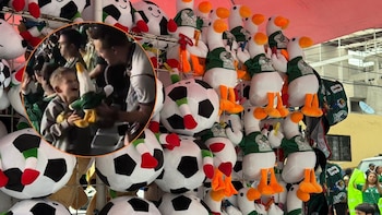 Aficionado mexicano conmueve las redes al regala peluche del Pato Merlín a niño de Inglaterra durante la victoria de su país