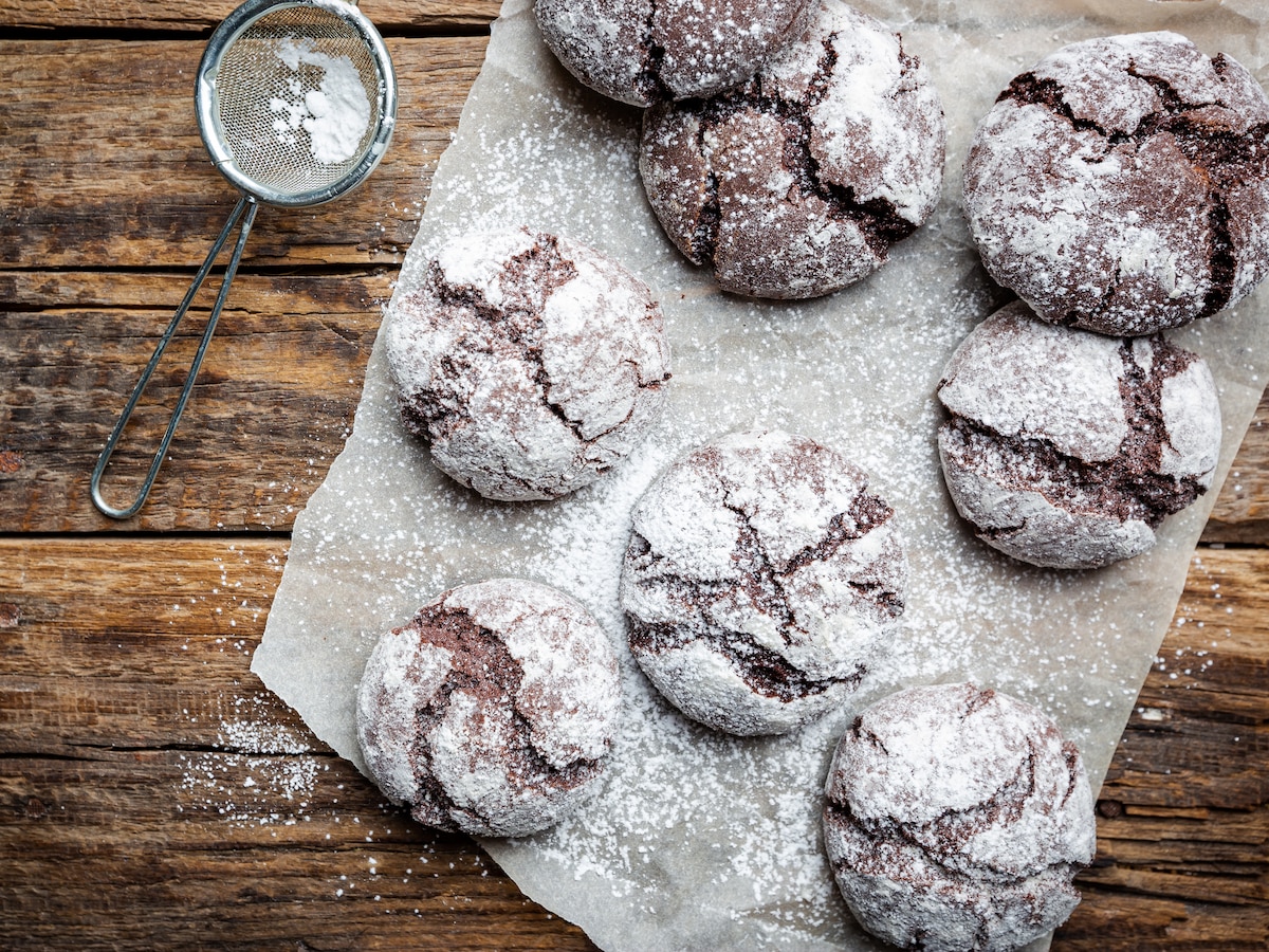 Receta de ‘Crinkle Cookies’ o galletas craqueladas de chocolate, un postre fácil y muy llamativo