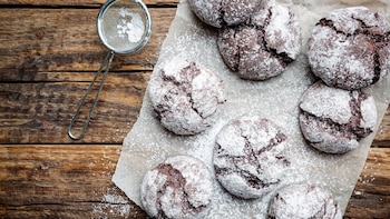 Receta de ‘Crinkle Cookies’ o galletas craqueladas de chocolate, un postre fácil y muy llamativo