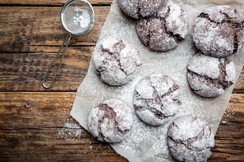 Receta de galletas crinkle o craqueladas, un postre fácil y muy llamativo (Magnific)