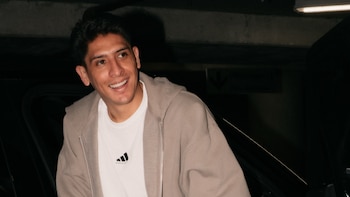 Edson Álvarez reaparece en muletas