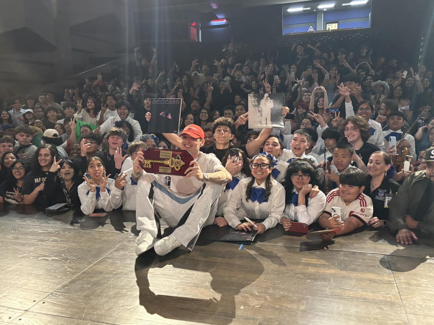 Peso Pluma sumó reconocimientos internacionales recientes, incluyendo un homenaje en su escuela natal, un día en su nombre y nominaciones a los American Music Awards 2026. (Facebook/ Samuel Clemens High School)