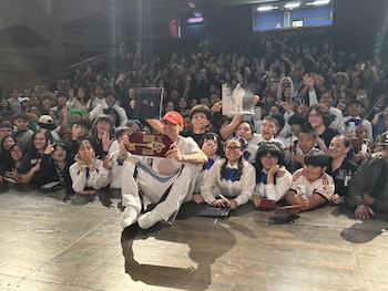 El artista mexicano regresó a su antigua escuela para recibir la llave de la ciudad de San Antonio durante una ceremonia que reunió a una nueva generación de músicos. (Facebook/ Samuel Clemens High School)