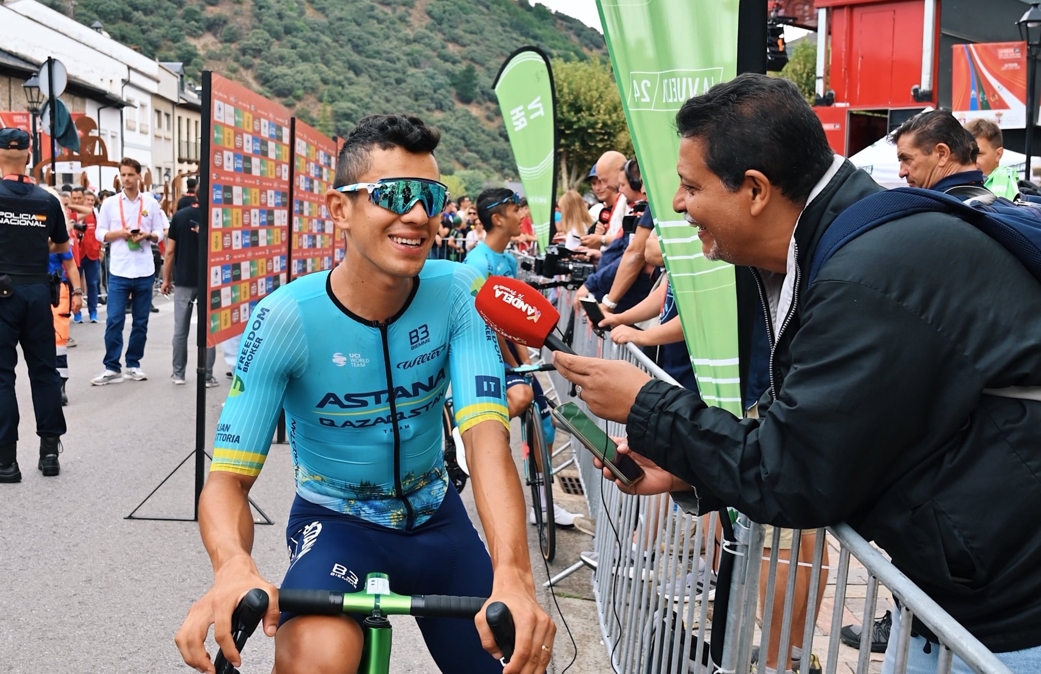 El huilense sigue como el mejor colombiano en la ronda ibérica-crédito @AstanaQazTeam/X
