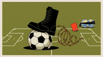 Bota militar negra sobre un balón de fútbol, rollo de alambre de púas, tarjeta roja y dos esferas terráqueas vendadas sobre una cancha verde.