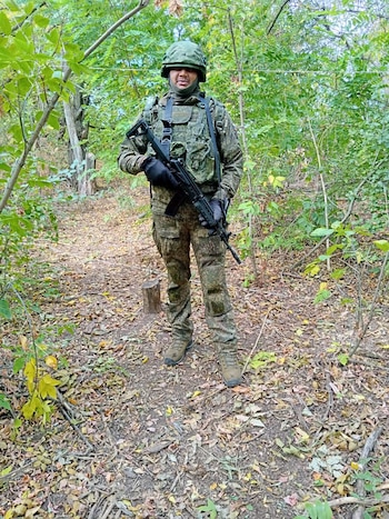 Lorenzo García vestido con el uniforme de combate, chaleco táctico y armamento reglamentario ruso tras su traslado a la zona de conflicto.