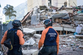 Integrantes de la Protección Civil participan este jueves en labores de remoción de escombros y búsqueda de sobrevivientes entre edificios colapsados por los terremotos, en el municipio de Chacao, en el este de Caracas (Venezuela). EFE/ Boris Vergara