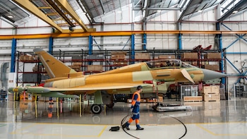 El primer Eurofighter Halcón de España termina su montaje y se prepara para despegar