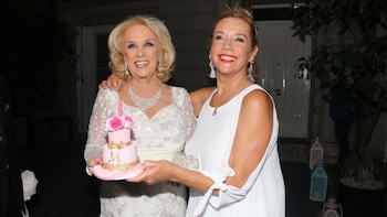 Mirtha junto a su hija,