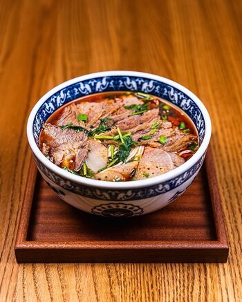 Tallarines con caldo y ternera