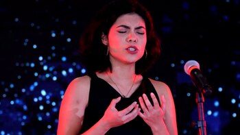 La soprano Aurora Sanz dando