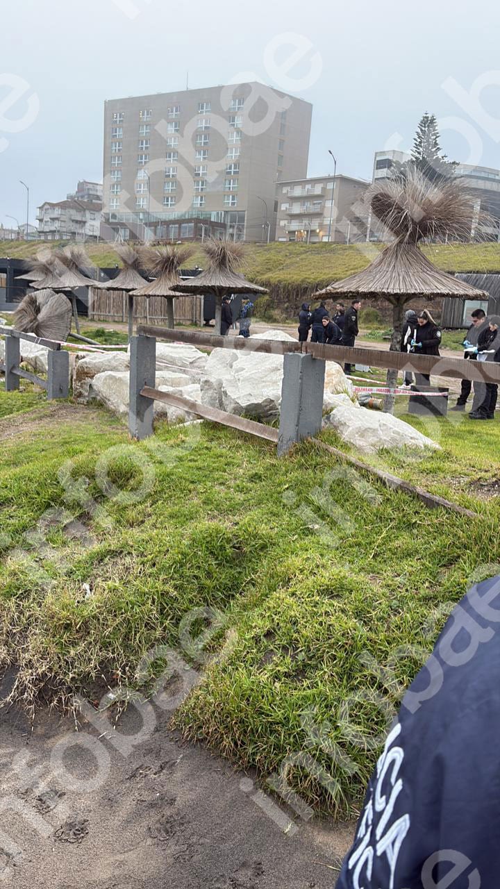 Personal policial trabajando en el balneario