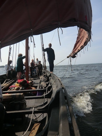 El barco vikingo que Christopher Nolan llevó al cine volvió con daños y sus dueños reclaman una deuda a Universal
