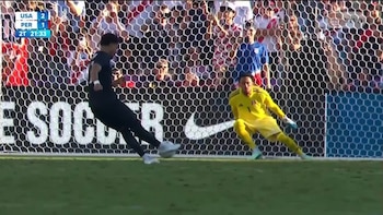 Gol de Malik Tillman en Perú vs Estados Unidos tras inexistente penal surgido en un forcejeo de Jesús Pretell fuera del área