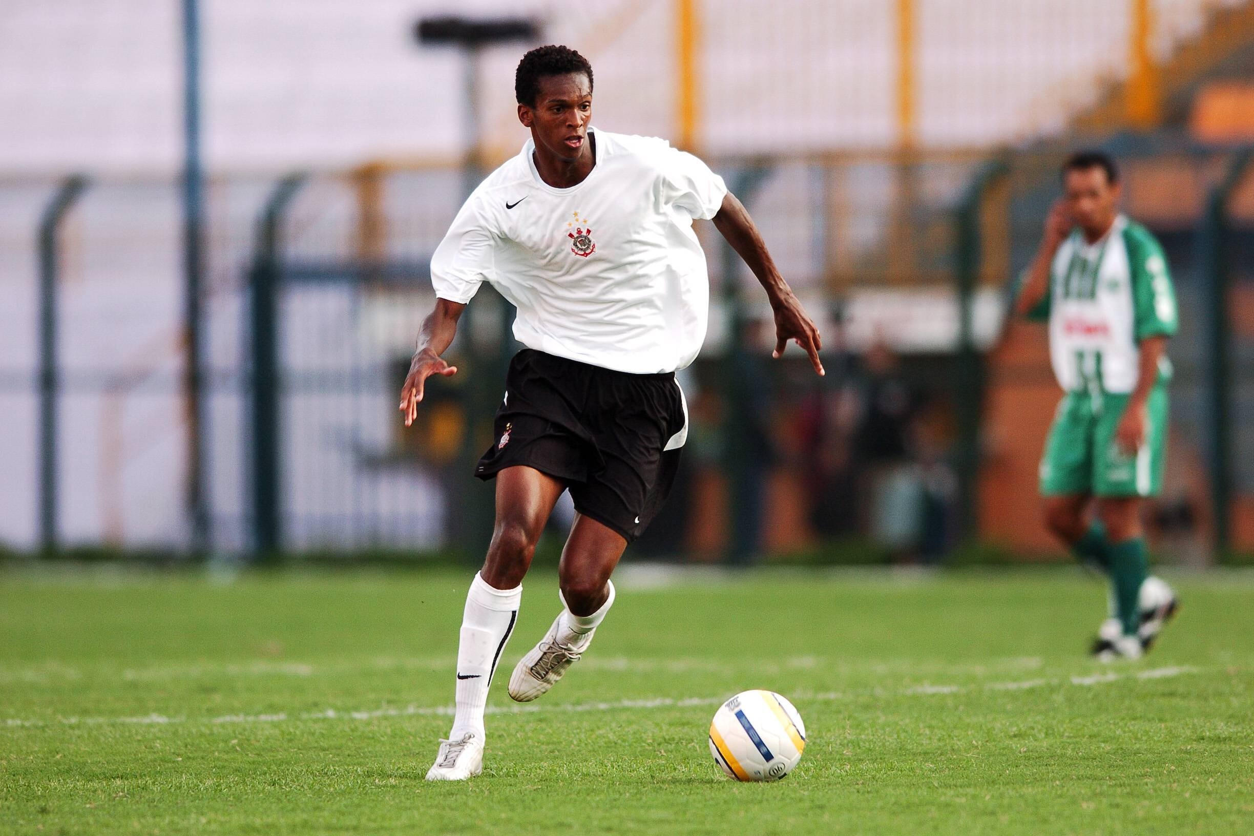 Jo jugó en Corinthians (tres ciclos), CSKA de Moscú, Manchester City, Everton, Galatasaray, Inter de Porto Alegre, Atlético Mineiro, Al Shabab de Emiratos Árabes Unidos, Jiangsu FC de China, Nagoya Grampus de Japón, Ceará, Al Jabalain de Arabia Saudita y Amazonas, además de la selección brasileña (Grosby)