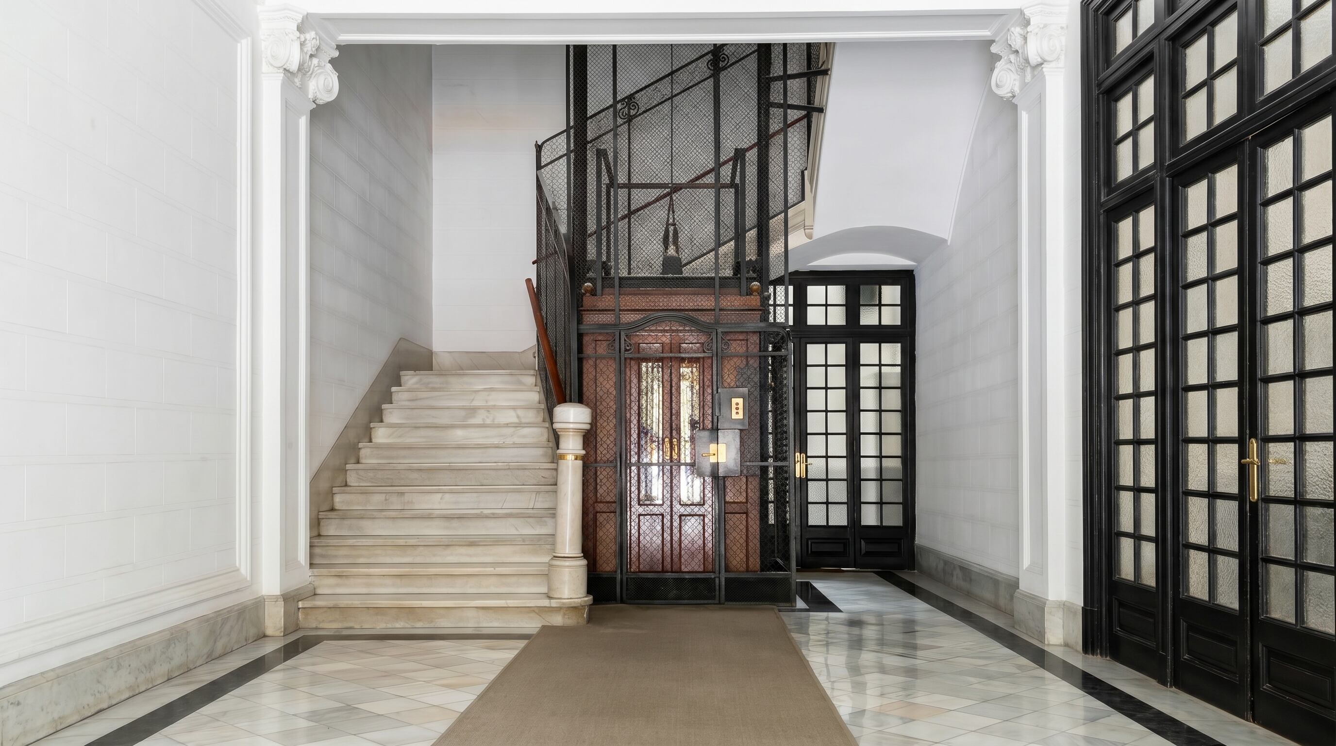 Las escaleras para el servicio separan tareas domésticas y espacios de recepción. (Imagen Ilustrativa Infobae)