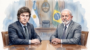 Javier Milei y Lula da Silva sentados frente a una mesa con las manos cruzadas. Banderas de Argentina y Brasil, junto a un escudo, se ven de fondo.