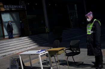 Un guardia de seguridad con