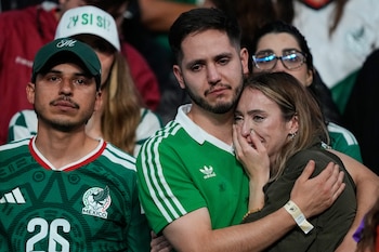 Hinchas de México reaccionan tras la derrota 3-2 ante Inglaterra en los 16vos de final del Mundial, el domingo 5 de julio de 2026, en la Ciudad de México. (AP Foto/Natacha Pisarenko)