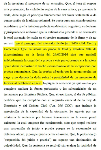 Un texto impreso en papel blanco con párrafos en tinta negra y varios pasajes del documento resaltados en amarillo