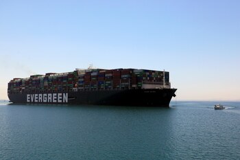 Ever Given, uno de los portacontenedores más grandes del mundo, en el Canal de Suez después de que la autoridad del canal llegara a un acuerdo con el propietario y las aseguradoras del buque, en Ismailia, Egipto, el 7 de julio de 2021. REUTERS / Amr Abdallah Dalsh