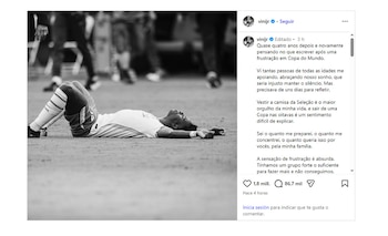 Fotografía en blanco y negro de Vinicius Jr tumbado en un campo de juego junto a una captura de pantalla de su publicación de Instagram