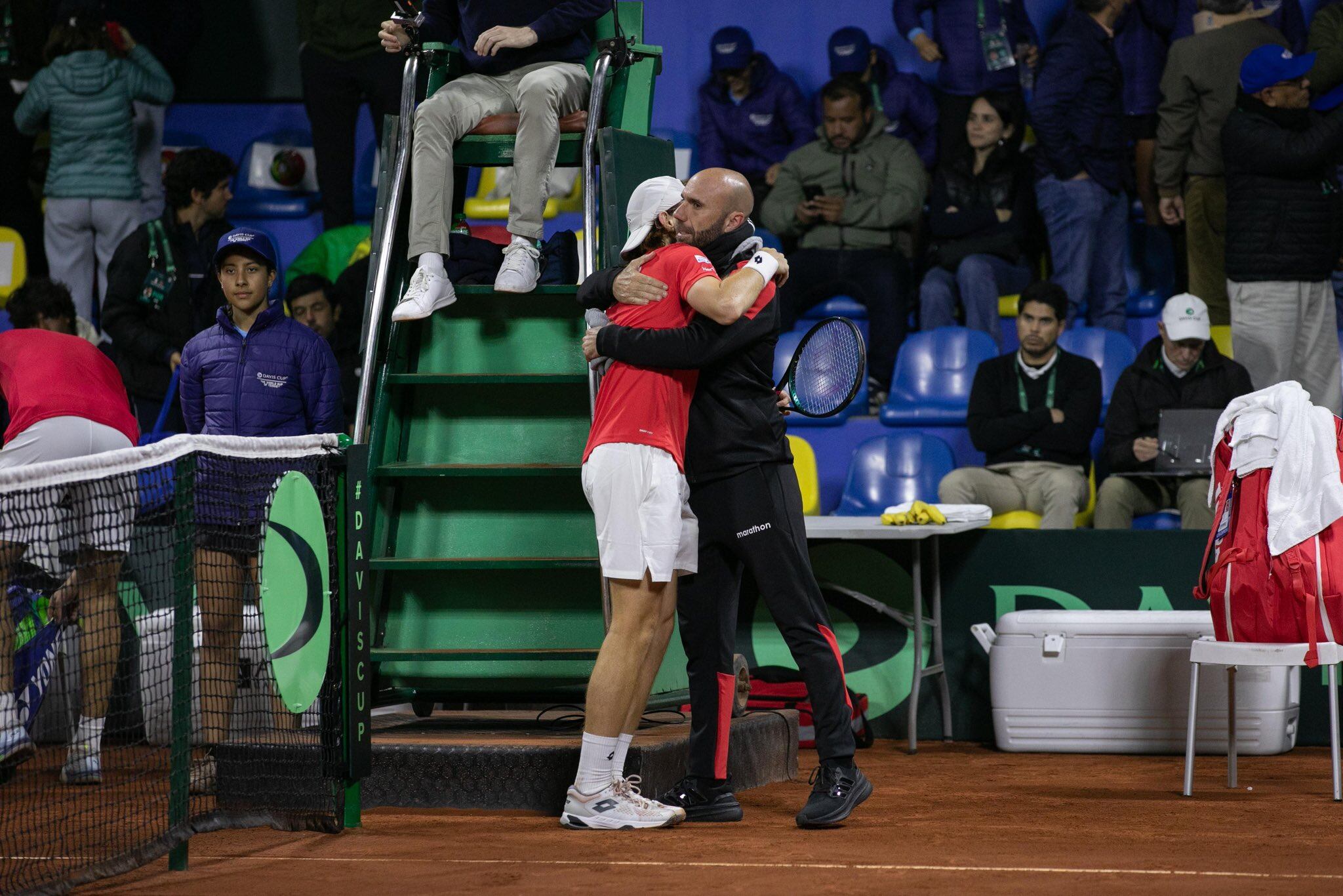 El equipo peruano, liderado por Ignacio Buse y capitaneado por Luis Horna, celebra la ventaja parcial conseguida el primer día de la Copa Davis