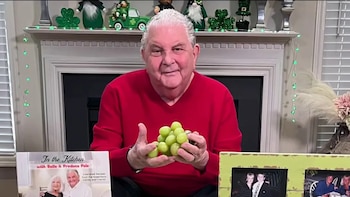 Produce Pete posa en un