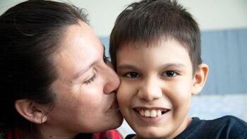 Médicos de EsSalud reconstruyen el esófago de un niño que vuelve a comer después de ocho años
