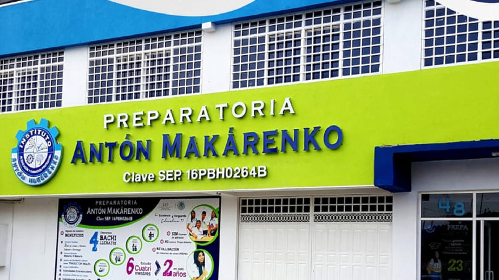 La fachada principal de la Preparatoria Antón Makarenko, institución que fue escenario de un trágico tiroteo donde un alumno disparó y asesinó a profesoras. ((Facebook/Anton.Makarenko.lzc))