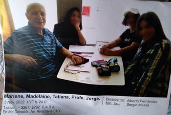 Uno de los carteles que