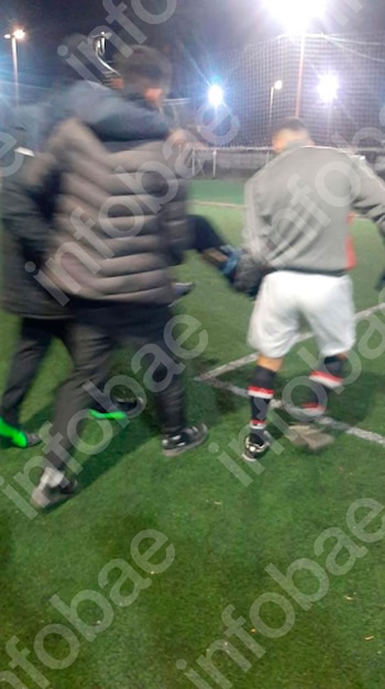 Tropezó con una alfombra rota mientras jugaba al fútbol 5, se fracturó tibia y peroné y le pagarán $31 millones
Redacción: Infobae Argentina