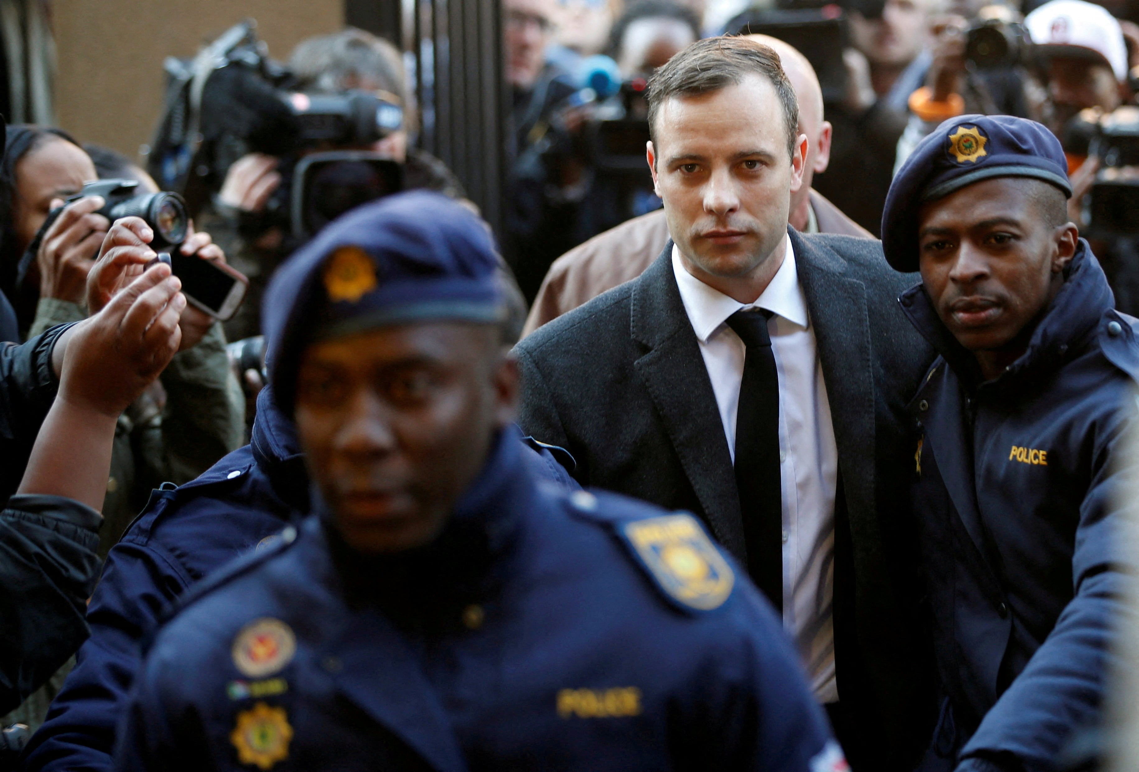 Oscar Pistorius es escoltado por agentes de policía a su llegada al Tribunal Superior de North Gauteng, en Pretoria, Sudáfrica, el 6 de julio de 2016, para la lectura de su sentencia por el asesinato de su novia Reeva Steenkamp en 2013 (REUTERS/Siphiwe Sibeko/File Photo)