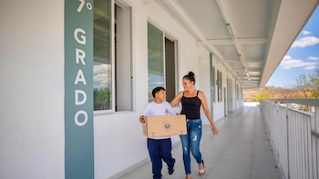 Bukele afirma que se han entregado paquetes escolares al 100 % de los estudiantes salvadoreños del sector público