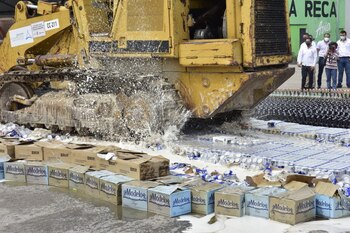 Entre botellas y latas el