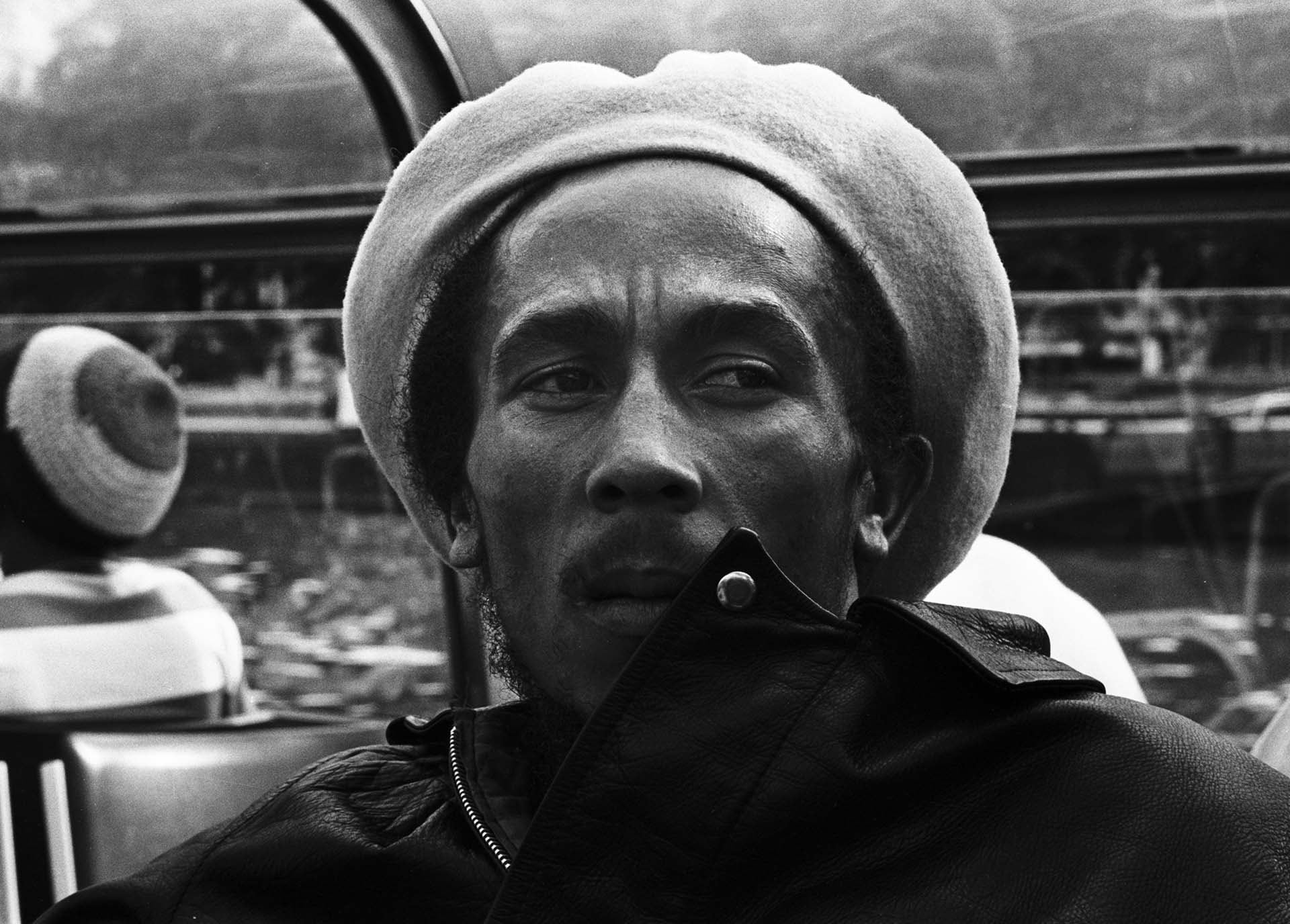 Bob Marley impulsó al reggae desde Jamaica hacia el mundo y popularizó canciones emblemáticas con mensaje social (Photo by Gijsbert Hanekroot/Redferns)