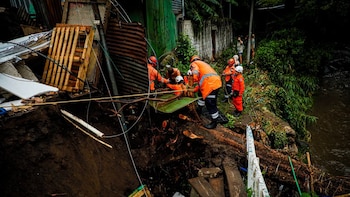 Tormenta derriba un árbol y deja atrapadas a ocho personas en San Salvador