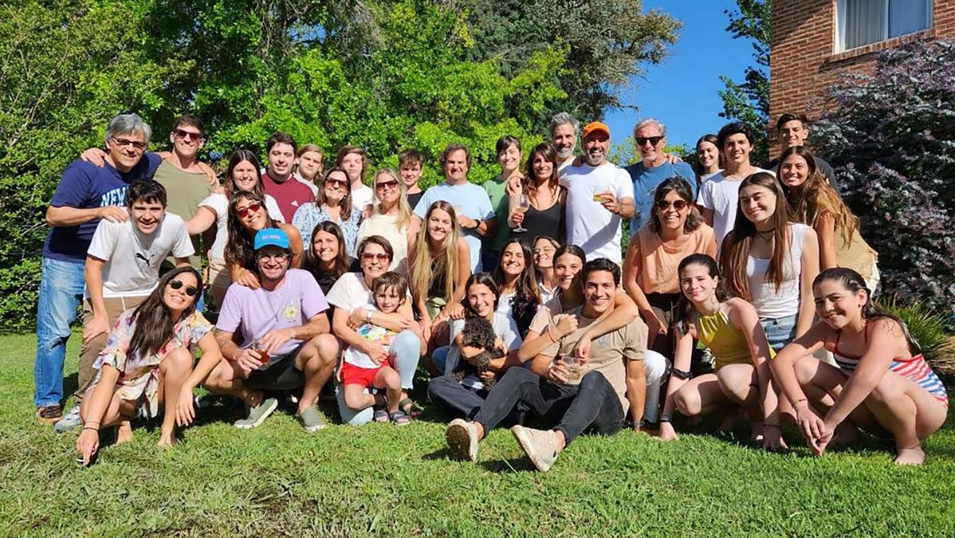 Mariano Iúdica y su familia festejando emocionados la alegría de la elección de Santiago