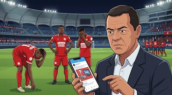 Ilustración de un hombre con traje sosteniendo un celular con gráficos de arbitraje frente a tres futbolistas vestidos de rojo en un estadio.