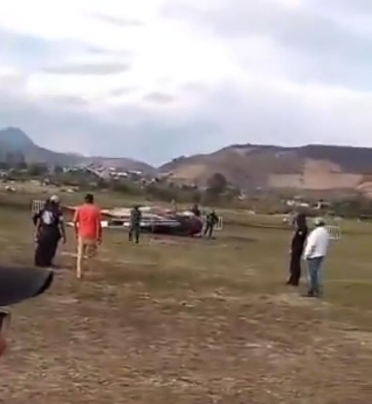 Un helicóptero turístico se desplomó en Zitácuaro la tarde del 3 de abril de 2026. Foto: (Captura de pantalla)