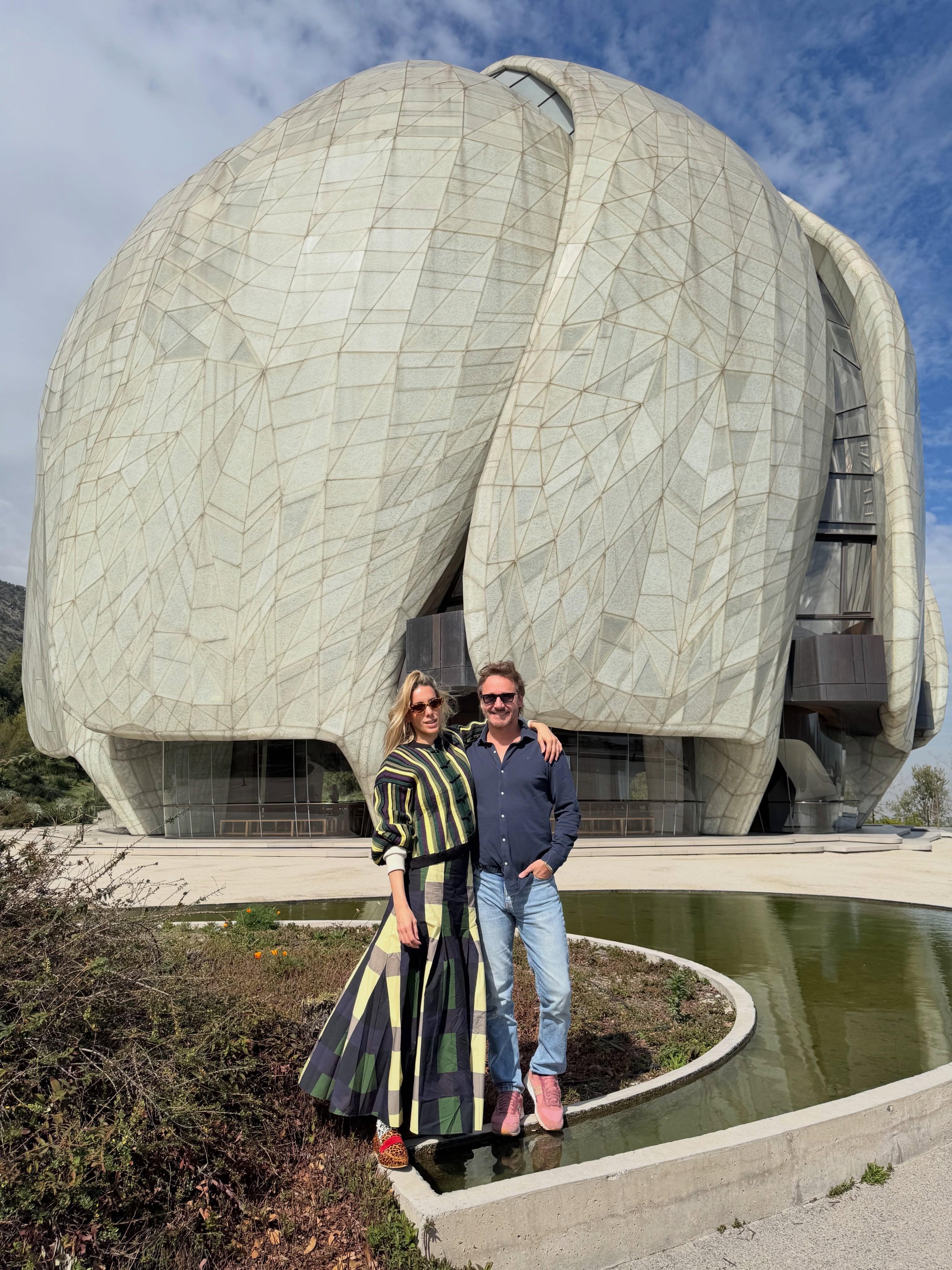 La pareja posó abrazada frente al santuario bahá'í, ubicado a 30 minutos del centro de Santiago