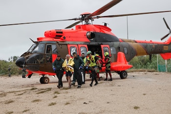Un helicóptero de Salvamento Marítimo ha rescatado este lunes en la localidad de Oliva, en la comarca valenciana de la Safor, una de las más afectadas por la dana Adam, a ocho adultos, un niño, un bebé y un perro. EFE/ Manuel Bruque
