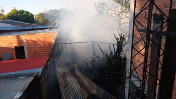 Un hombre de 77 años murió tras un incendio dentro de su casa: vivía solo y se movilizaba en silla de ruedas