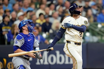 Brice Turang conecta un cuadrangular solitario para darle el empate momentáneo a los Brewers. (Foto AP/Ashley Landis)