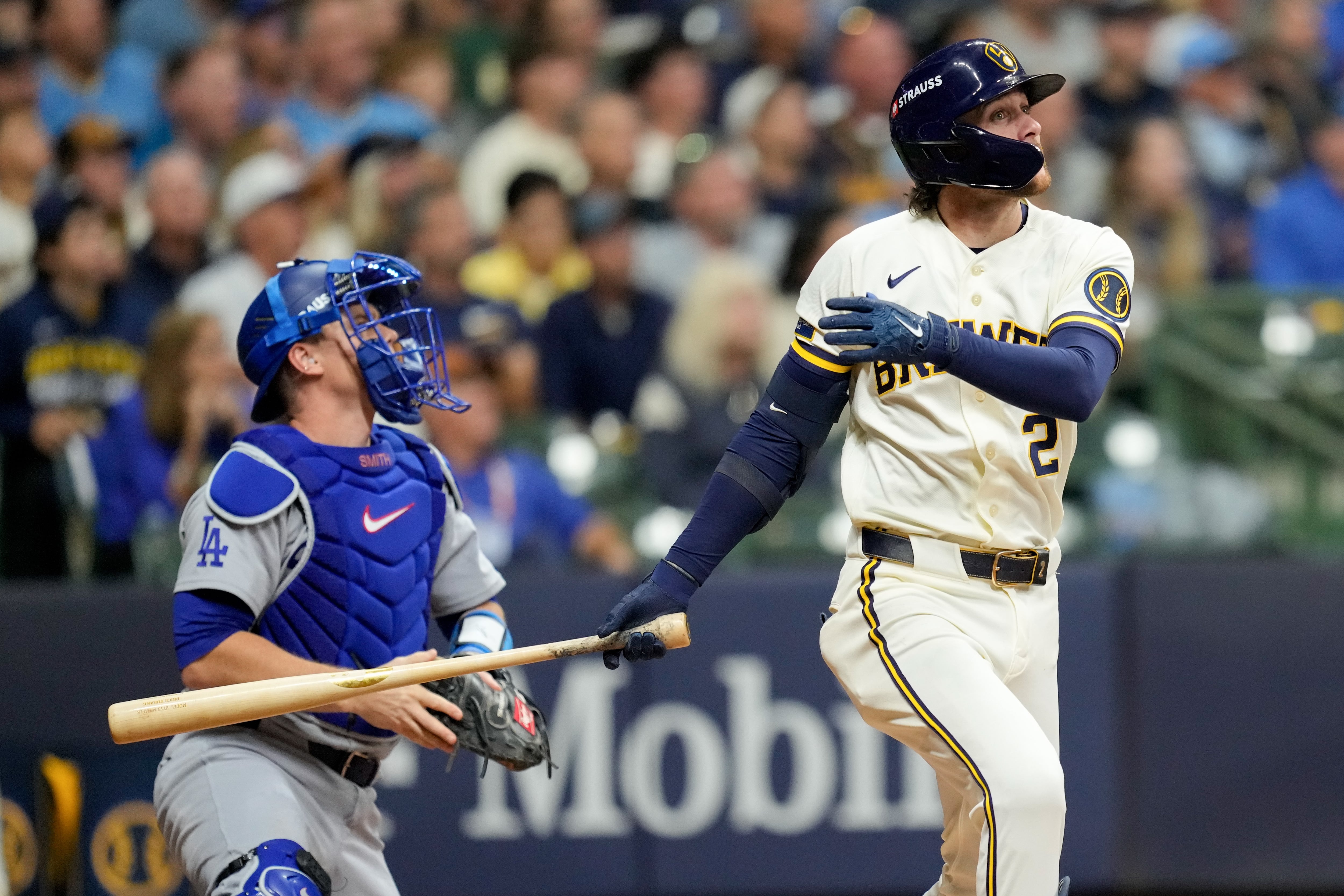 Brice Turang conecta un cuadrangular solitario para darle el empate momentáneo a los Brewers. (Foto AP/Ashley Landis)