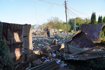Agentes de policía trabajan en