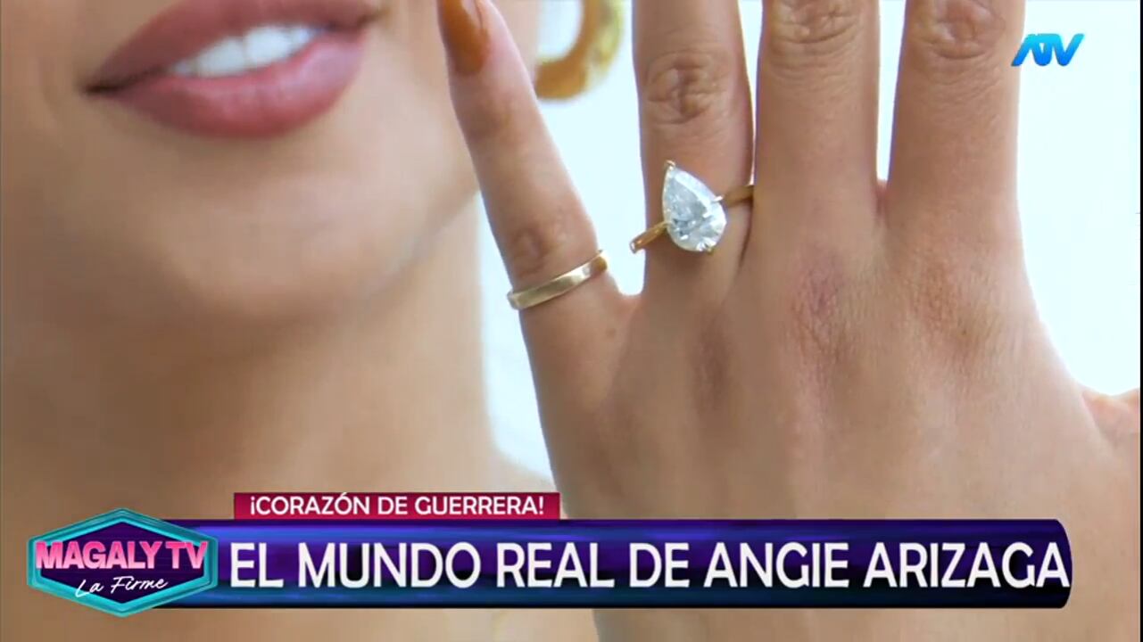 Angie Arizaga deslumbra en redes sociales tras revelar su lujoso anillo de compromiso diseñado por Jota Benz en oro amarillo y diamante en forma de pera.
